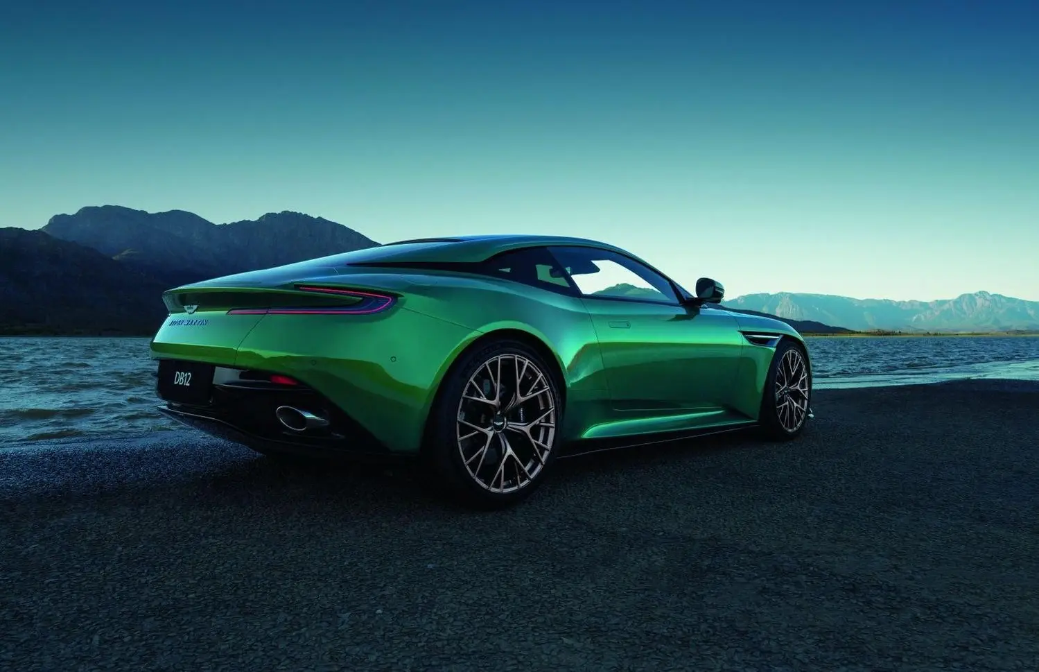 Aston Martin DB12-7