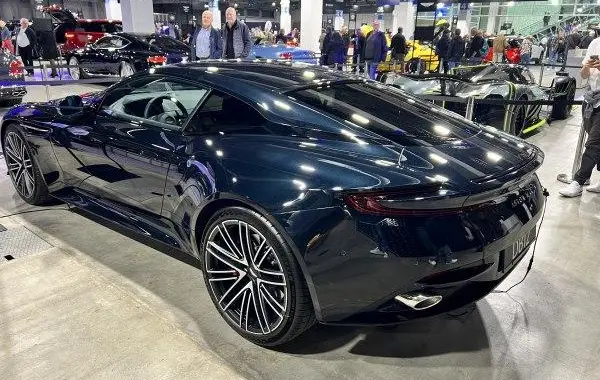 Aston Martin DB12-1