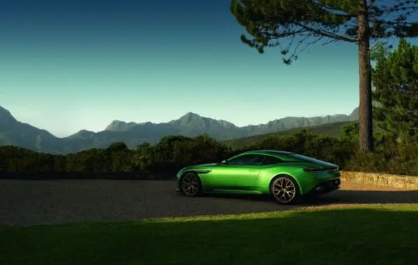 Aston Martin DB12-6