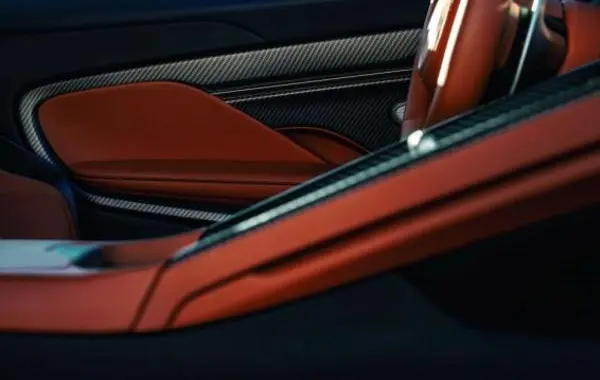 Aston Martin DB12-4