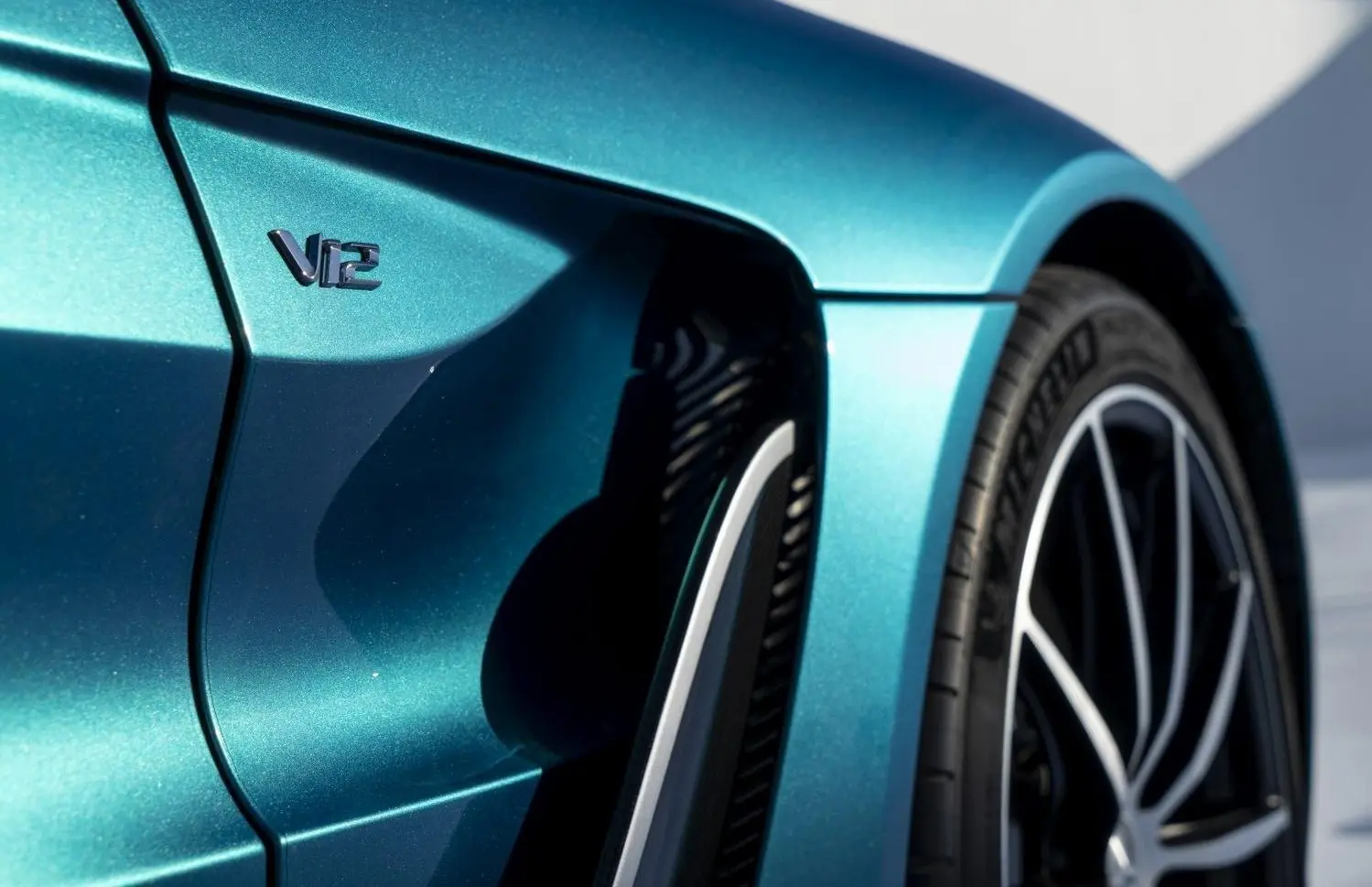 Aston Martin V12 Vantage Roadster-8