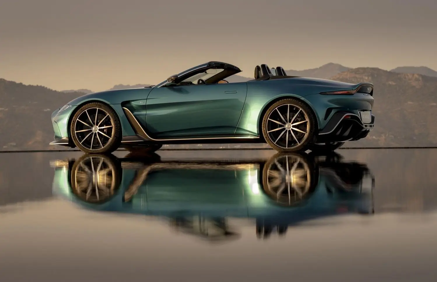Aston Martin V12 Vantage Roadster-3