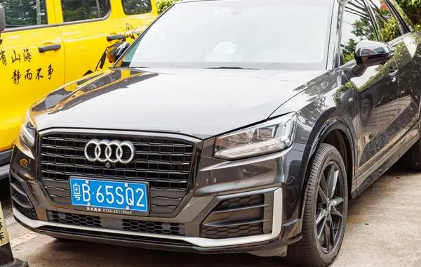 Audi Q2L-8