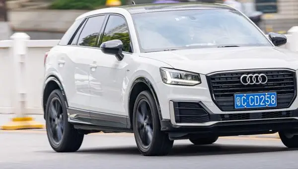 Audi Q2L-1