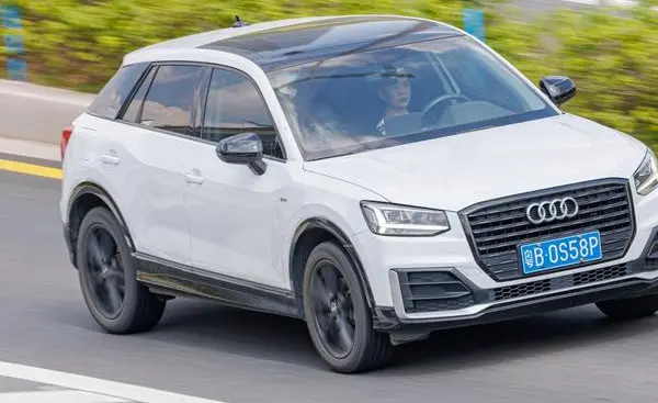 Audi Q2L-2
