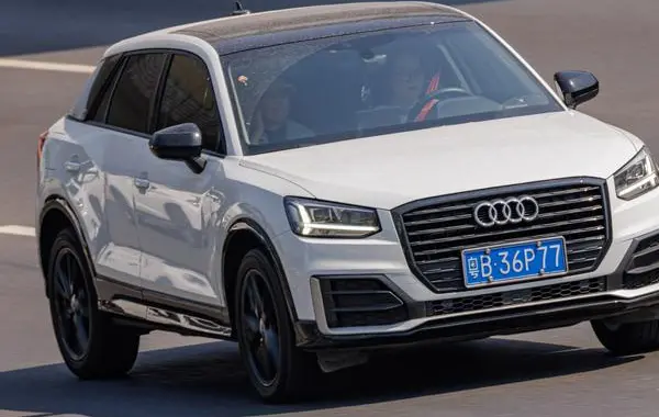 Audi Q2L-4