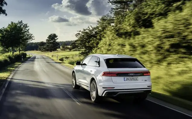 Audi Q8 (4M)-10