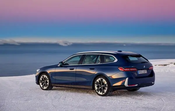 BMW 5 Серии Touring (G61)-9