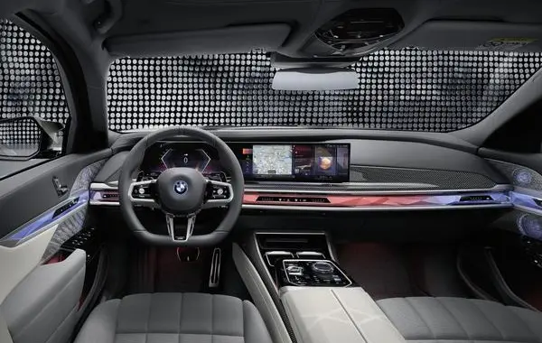 BMW 7 Серии (G70)-4