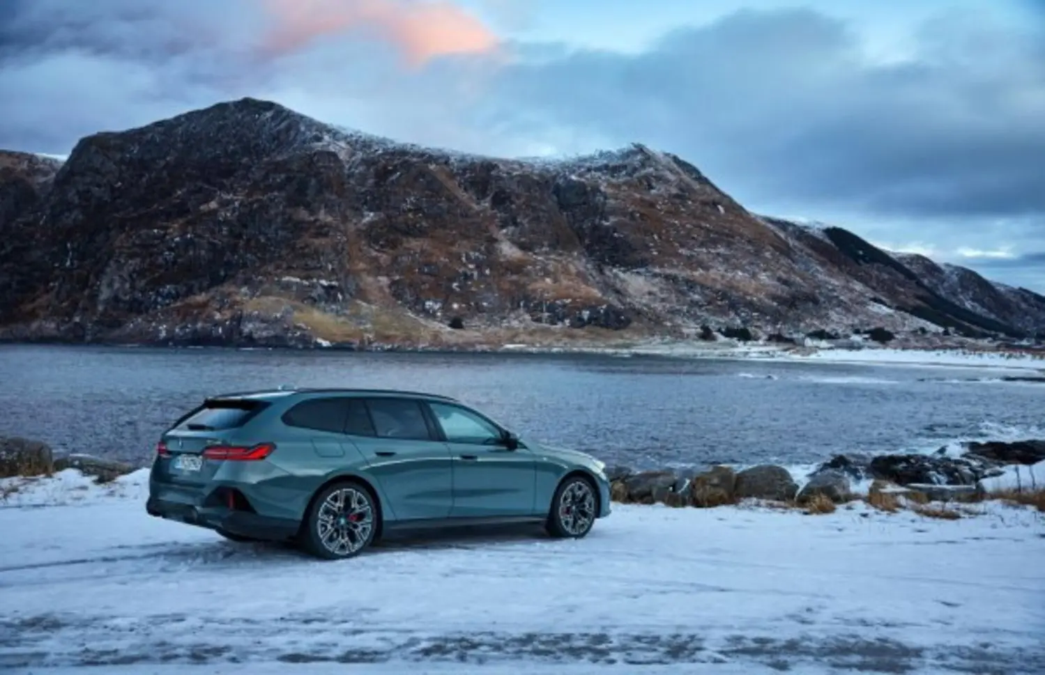 BMW i5 Touring (G61)-4