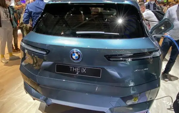 BMW iX (i20)-1