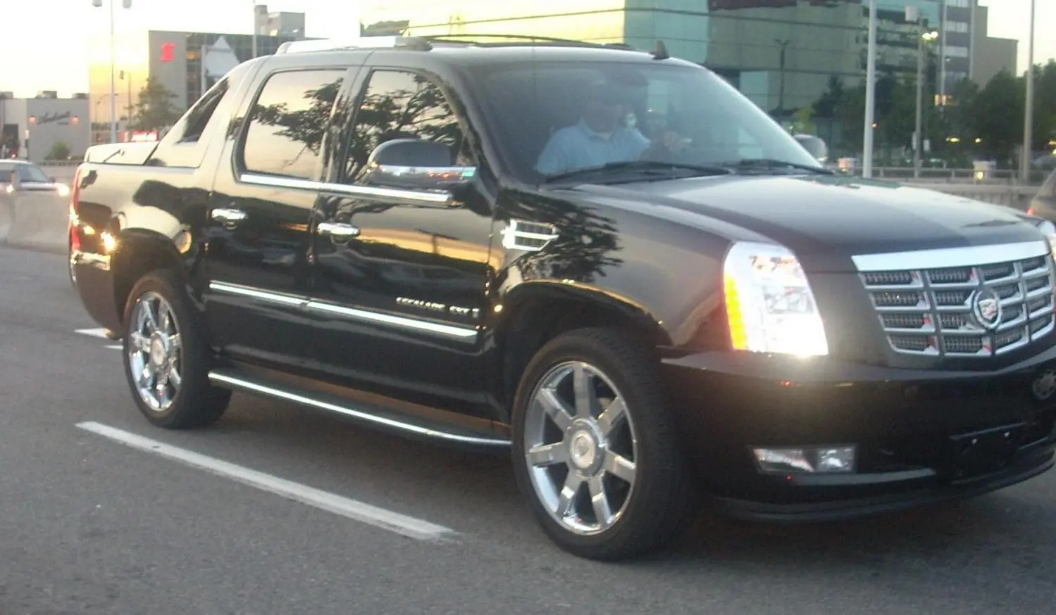 Cadillac Escalade III EXT-2