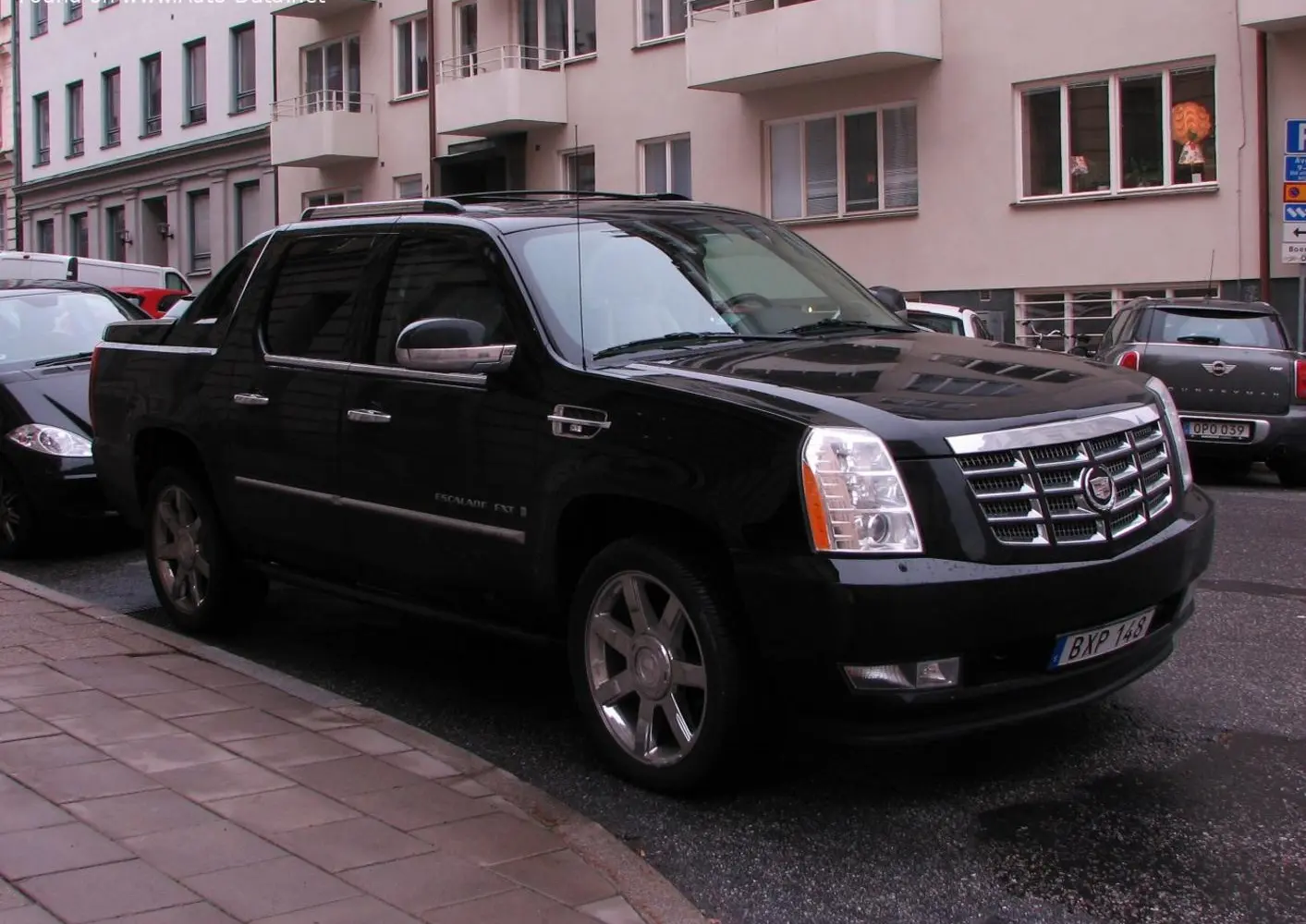 Cadillac Escalade III EXT-1