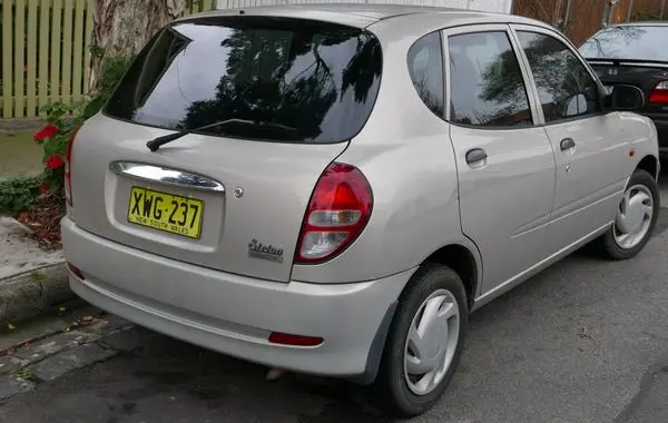 Daihatsu Sirion (M1)-2