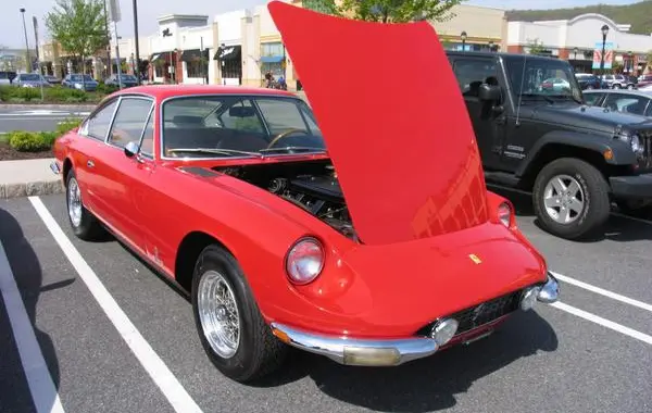 Ferrari 365 GT 2+2-8