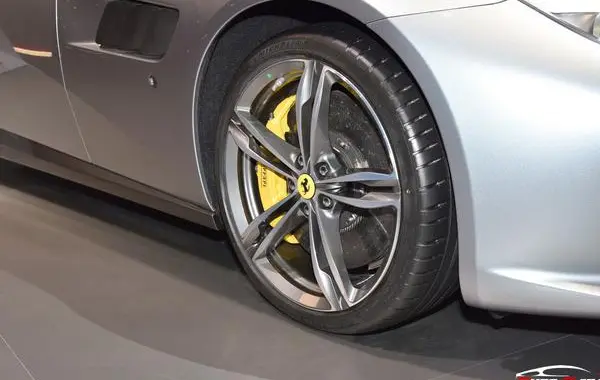 Ferrari GTC4Lusso-3