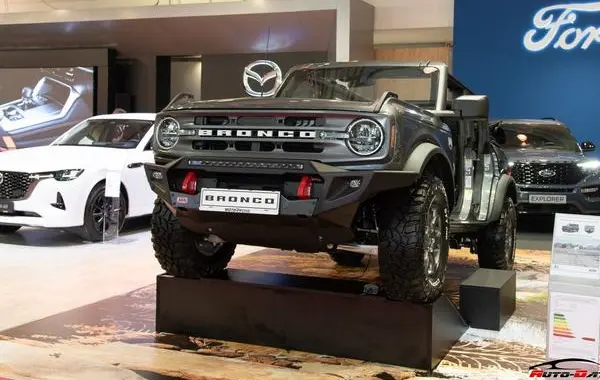 Ford Bronco VI Four-door-2