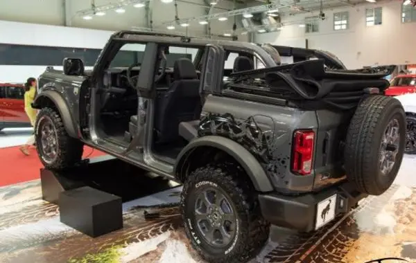 Ford Bronco VI Four-door-3