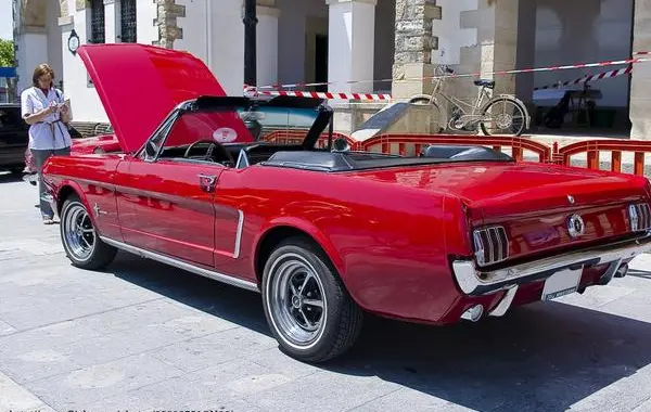 Ford Mustang Convertible I-2