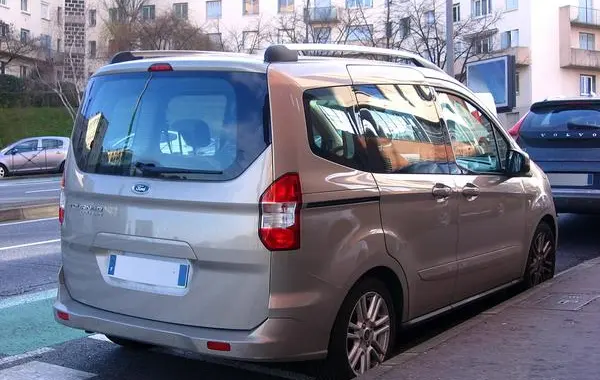Ford Tourneo Courier I-6