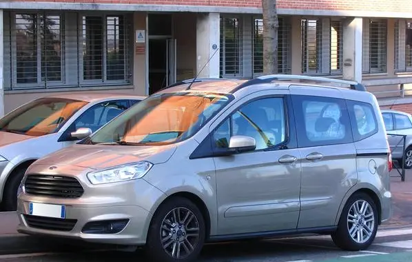 Ford Tourneo Courier I-2