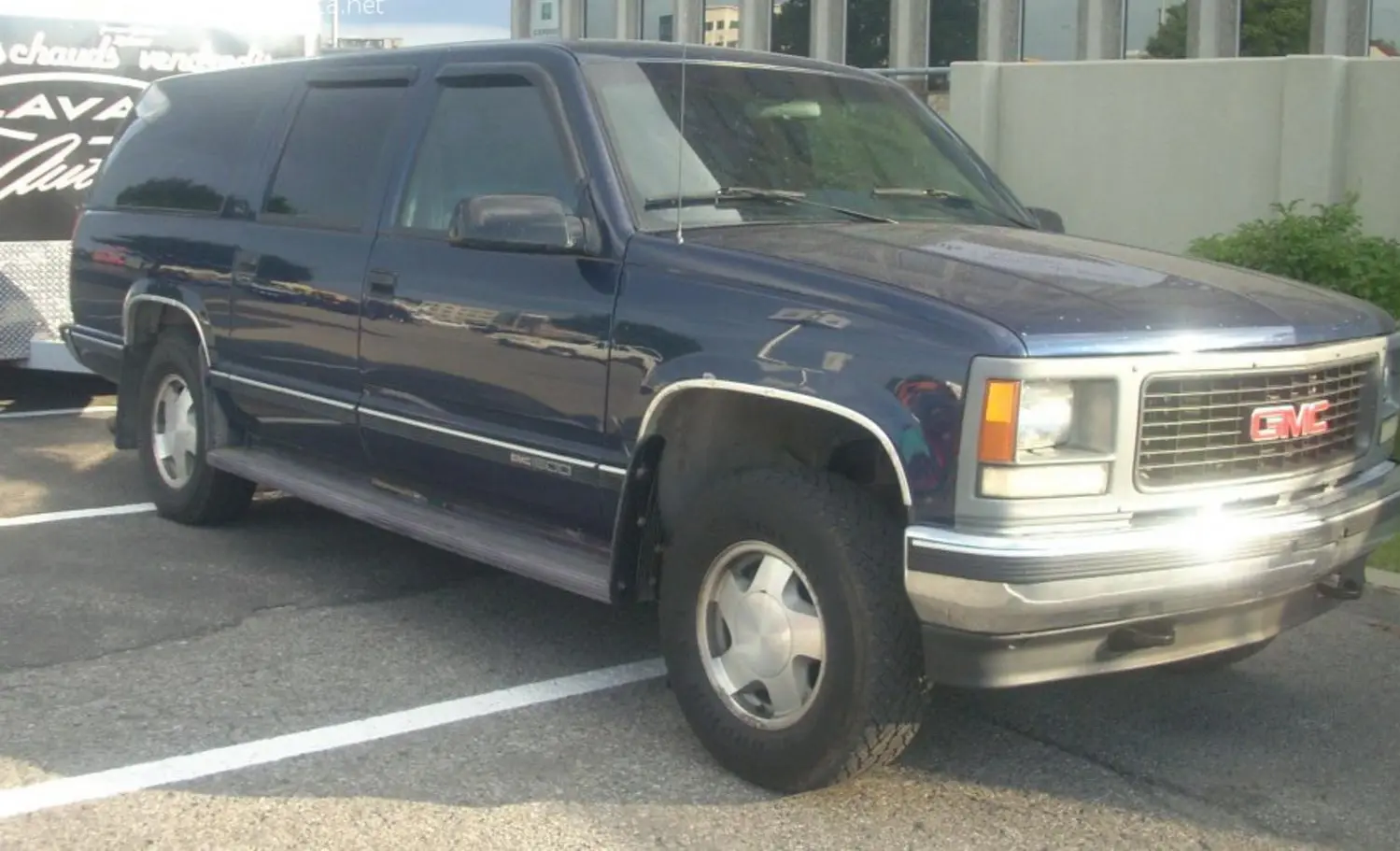 GMC Suburban-0