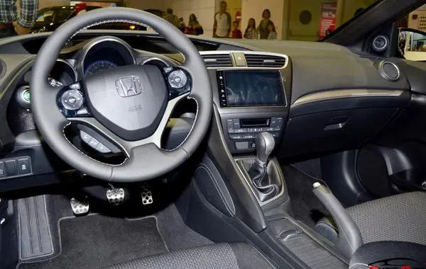 Honda Civic IX Hatchback (facelift 2014)-1