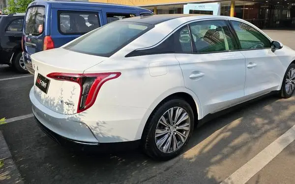 Hongqi E-QM5-4
