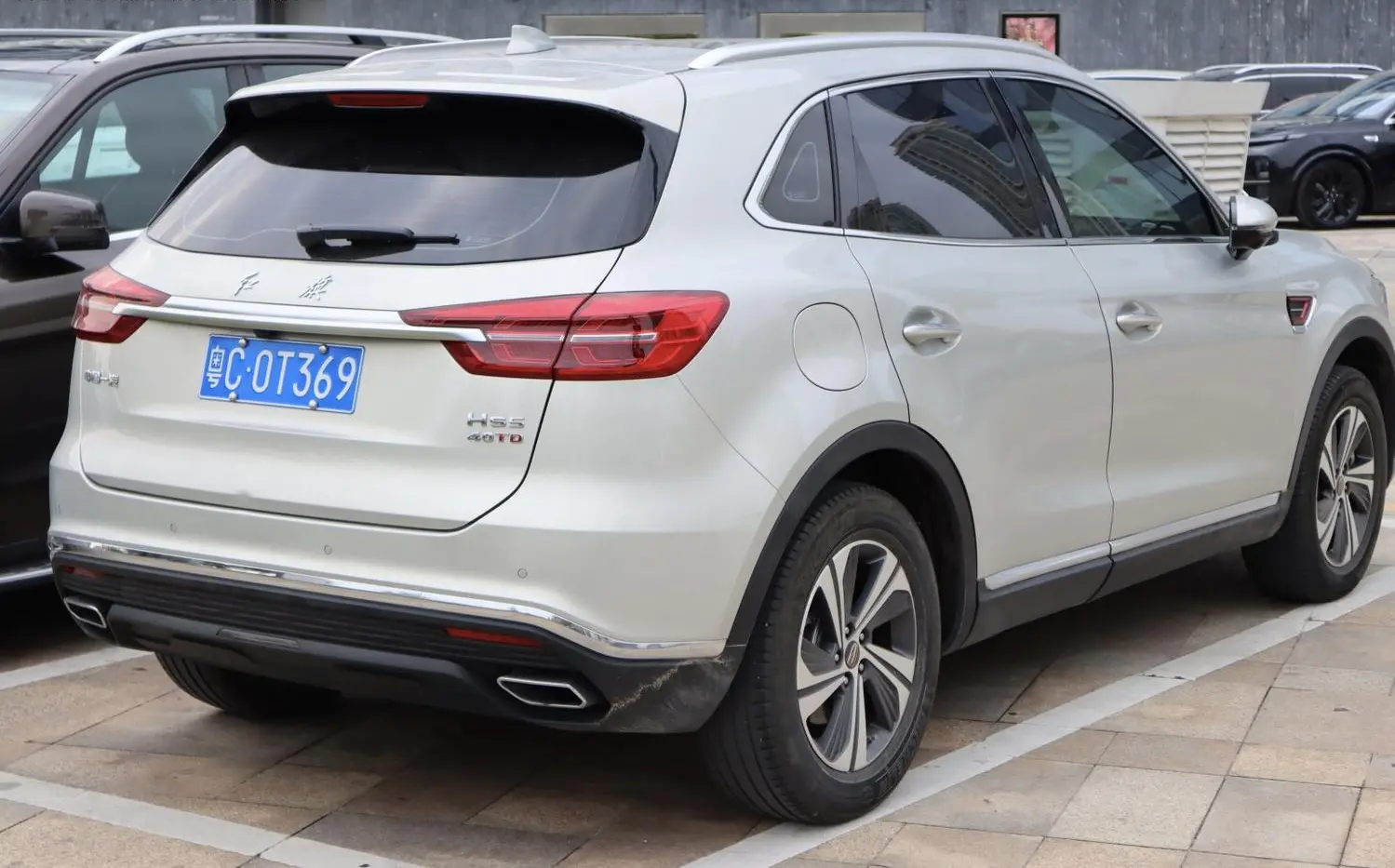 Hongqi HS5-4