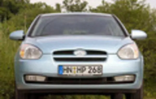 Hyundai Accent Hatchback III-4