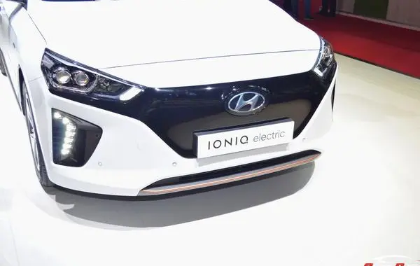 Hyundai IONIQ-8
