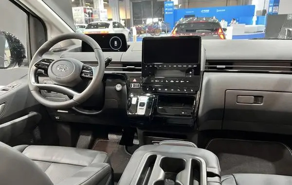Hyundai Staria-6