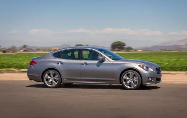 Infiniti Q70-4