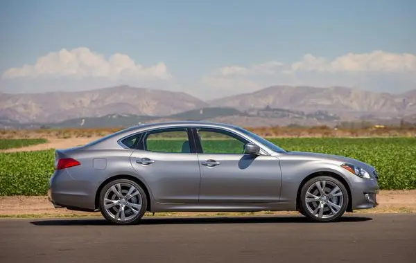 Infiniti Q70-1