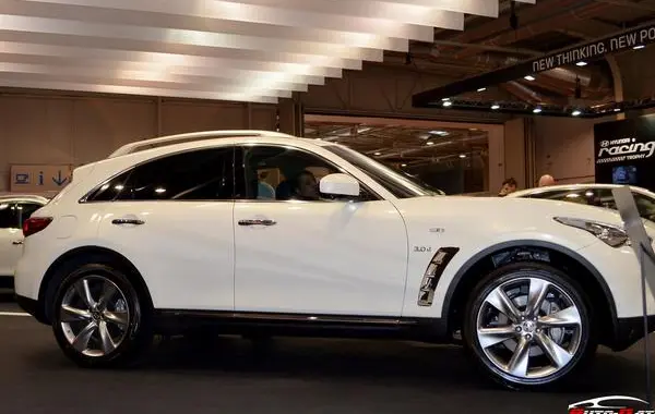 Infiniti QX70-6