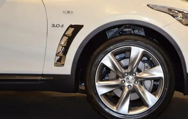 Infiniti QX70-7