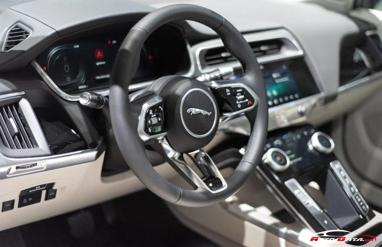 Jaguar I-Pace-12