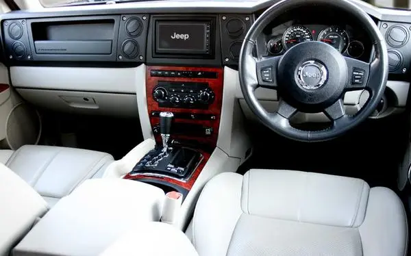 Jeep Commander (XK)-8