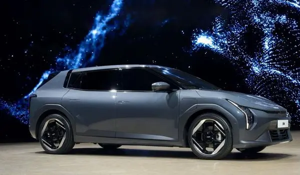 Kia EV4 Hatch-1