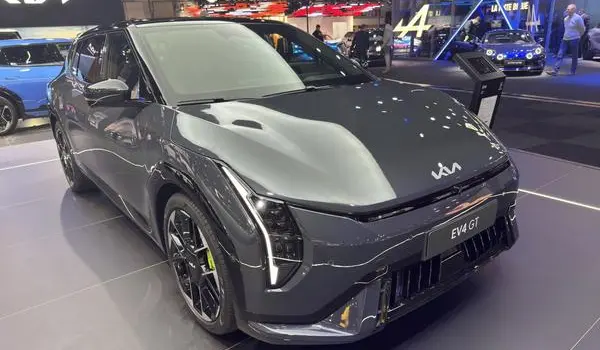 Kia EV4 Hatch-6