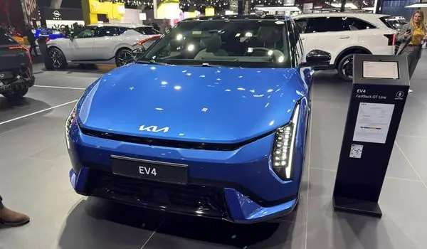 Kia EV4 Hatch-8