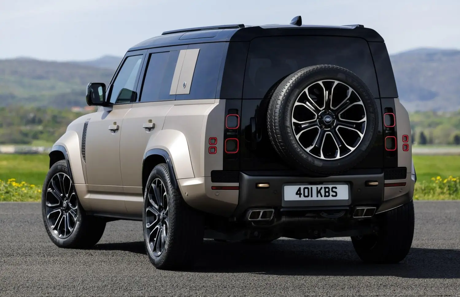 Land Rover Defender 110 (L663)-3