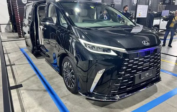 Lexus LM II-11