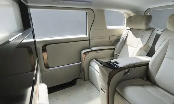 Lexus LM II-17