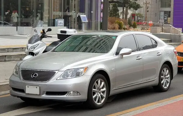 Lexus LS IV-4