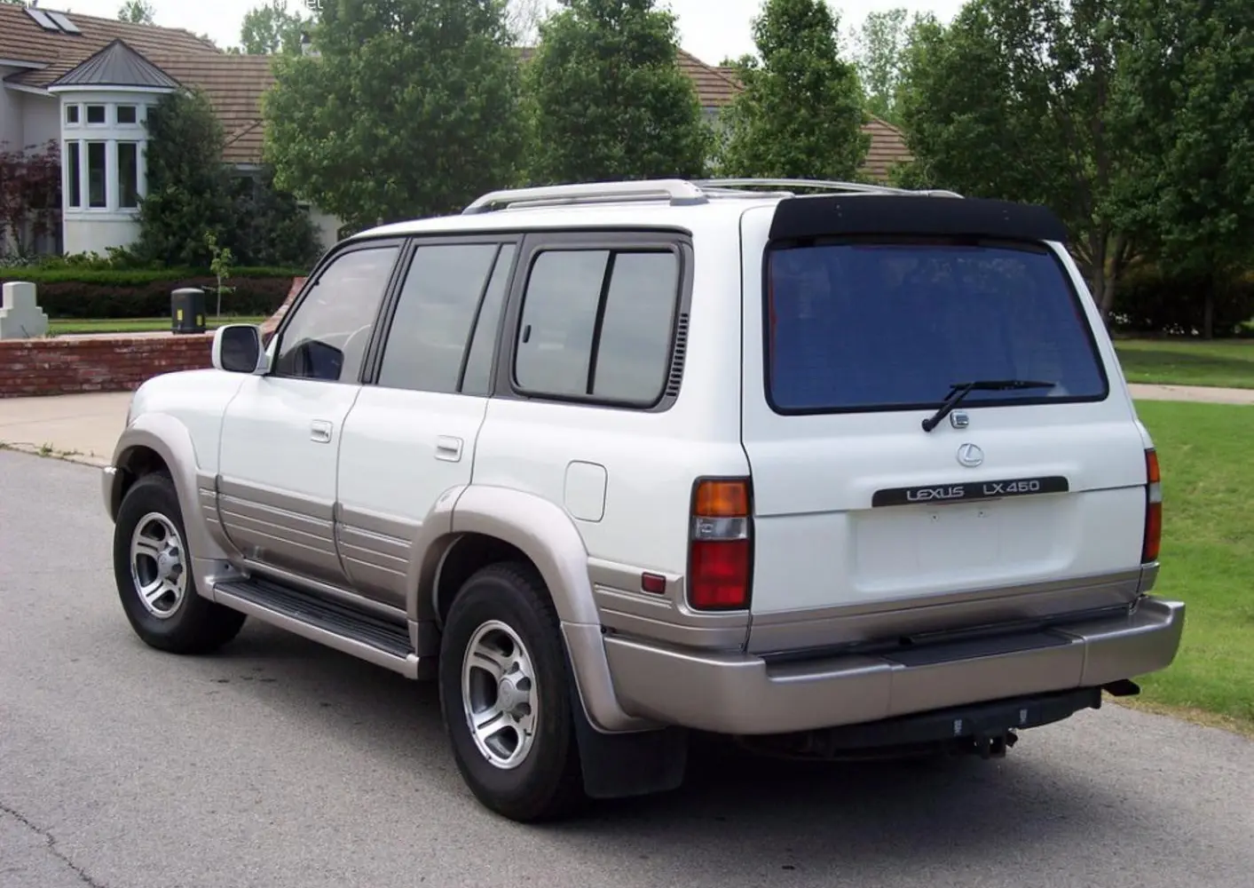 Lexus LX I-0