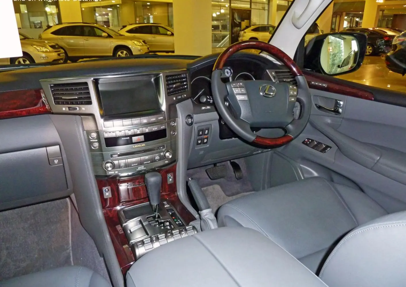 Lexus LX III-5