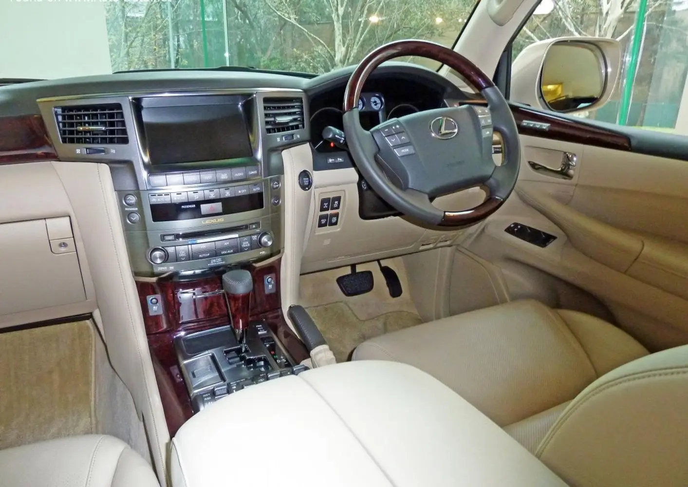 Lexus LX III-1