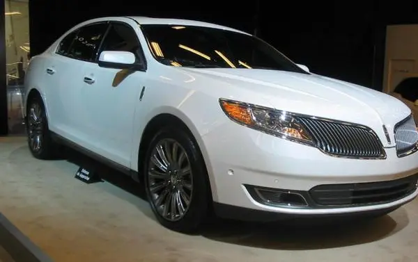 Lincoln MKS I (facelift 2013)