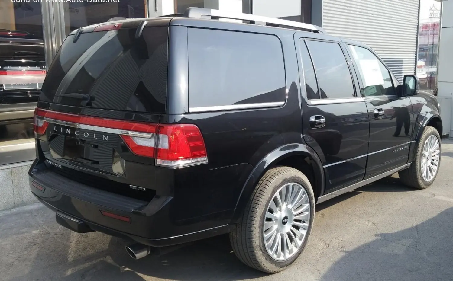 Lincoln Navigator III (facelift 2015)-7